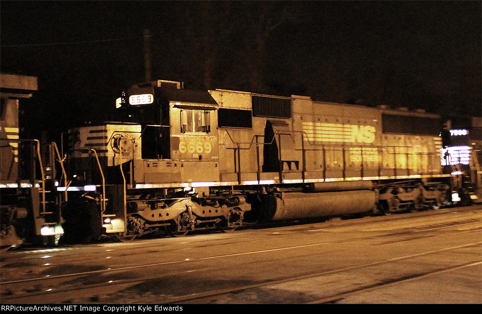 NS SD60 #6669 on 17G